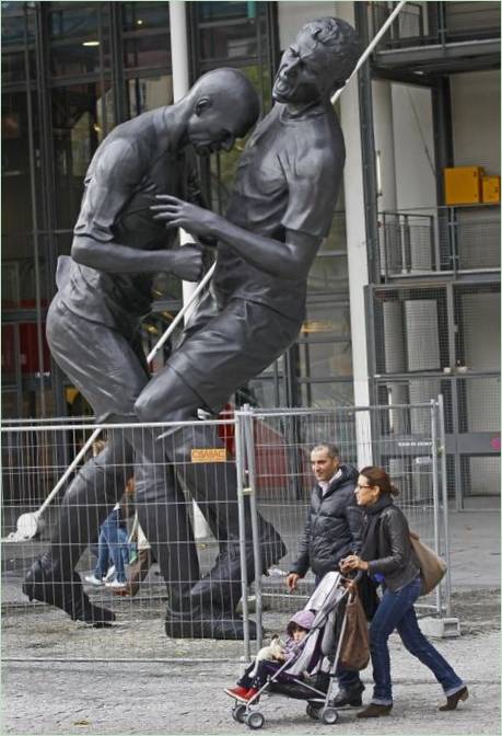 Statue av en sint Zidane i Pompidou-Senteret I Paris