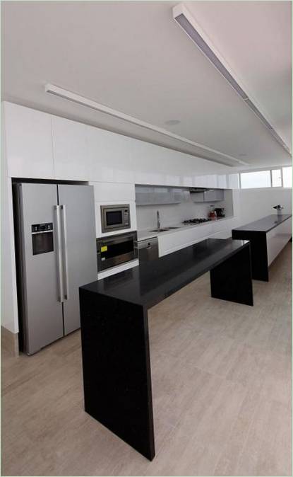 Elegant svart og hvitt kjøkken