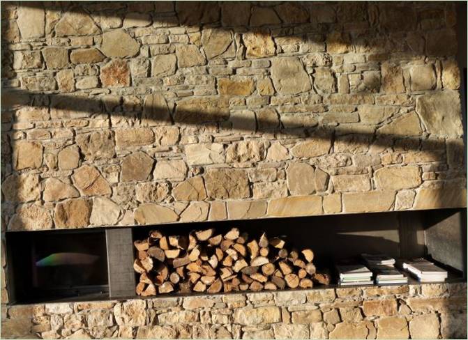 Etterbehandling av et mursteinshus I Italia: peis i nærheten