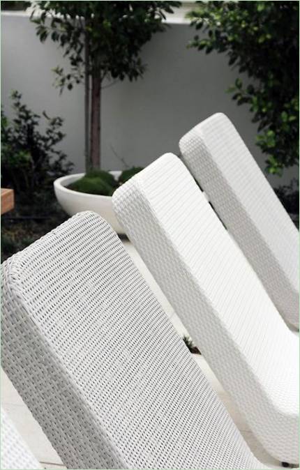 Hvite fluktstoler på terrassen