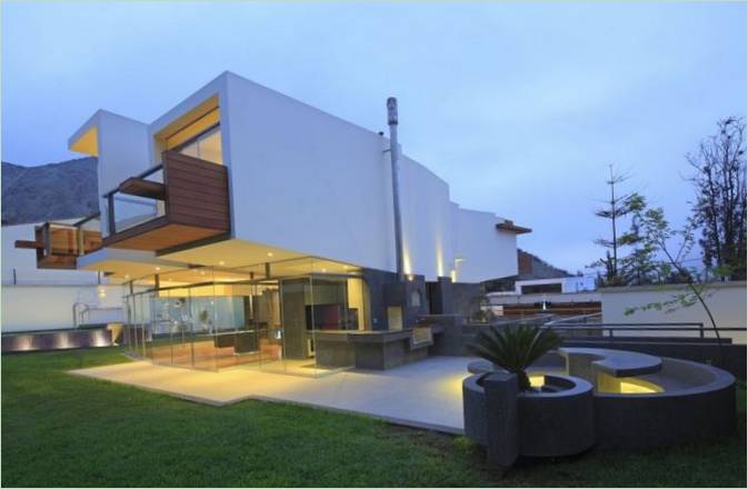 Design av et privat hus La Planicie i futuristisk stil, Peru