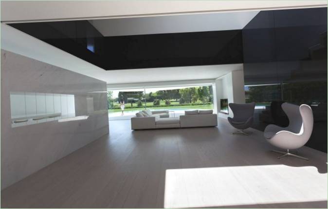 En panoramavinduåpning kombinerer et komfortabelt interiør med DE naturlige omgivelsene TIL BALINT mansion