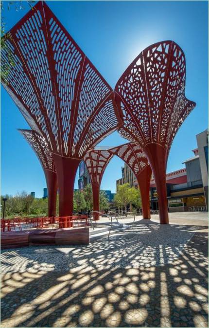 Design av en moderne park. Metallskulpturer er hovedideen til hele parken