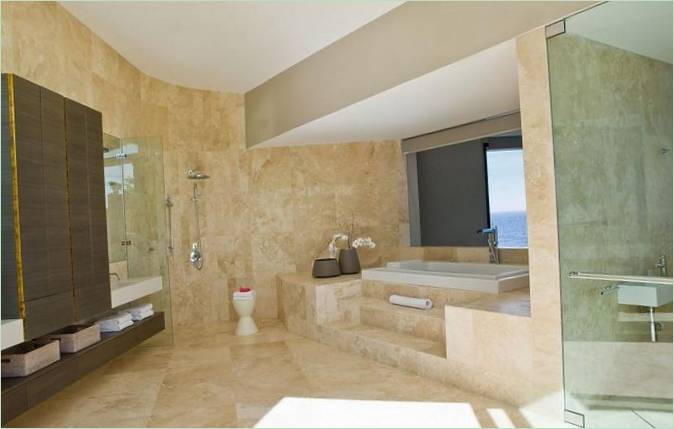 Moderne bad laget av naturstein