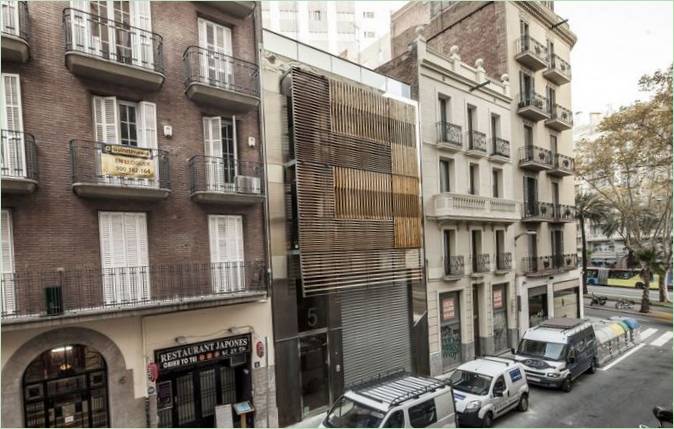 Lukket balkong av byhuset Til Boligene I Barcelona I Spania