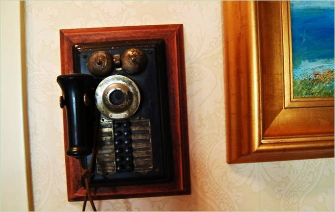 Antikke telefon i gangen i herskapshuset