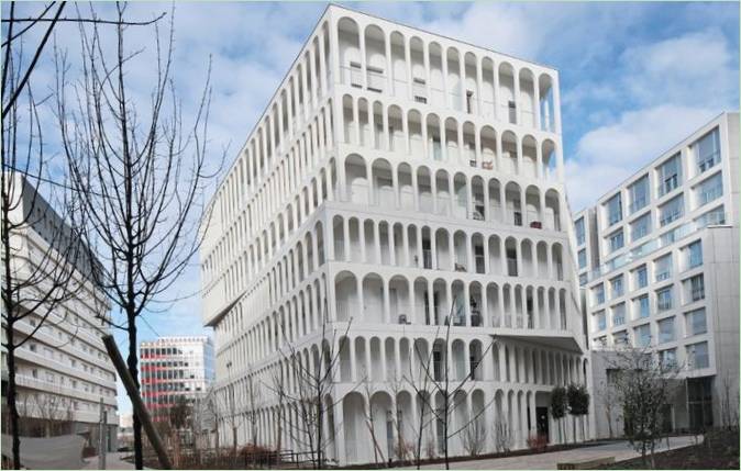 Unik arkitektur: en bygning med en hvit fasade
