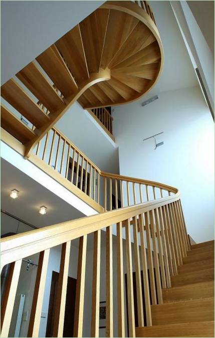 Elite trapp design i det indre av et tre-etasjes hus i en moderne stil