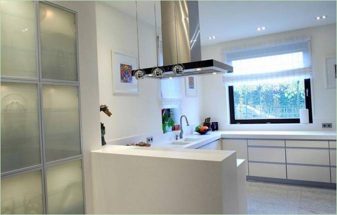Elite interiørdesign av arbeidsplassen på kjøkkenet i et tre-etasjes hus i en moderne stil