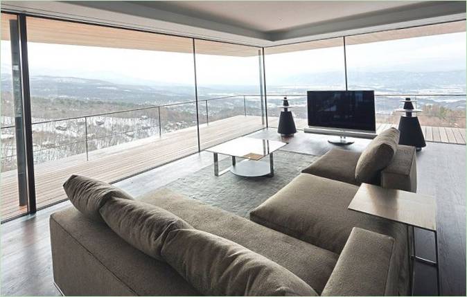 Interiørdesign av stuen med panoramavinduer