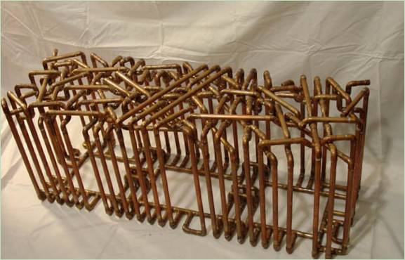 En benk laget av kobberrør fra kunstner-designeren TJ Volonis