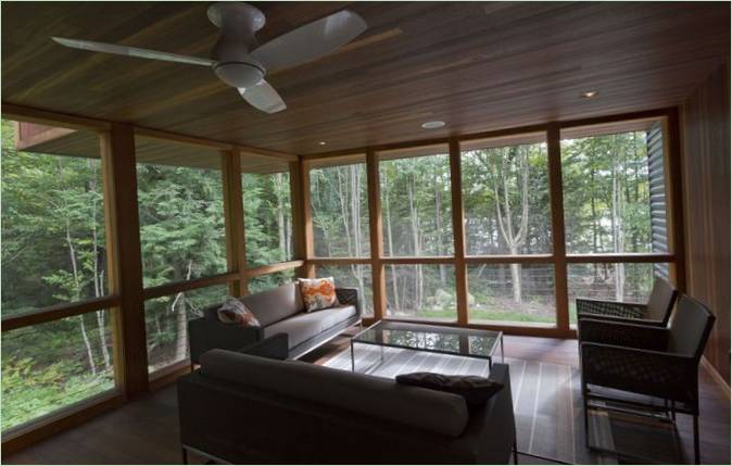 Hus ved bredden av en skogsjø av David Jay Weiner, Beckett, USA