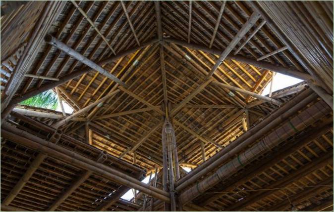 Et hevet tak laget av bambus