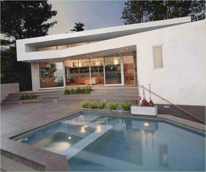 Vakkert basseng Av Deronda House I Los Angeles