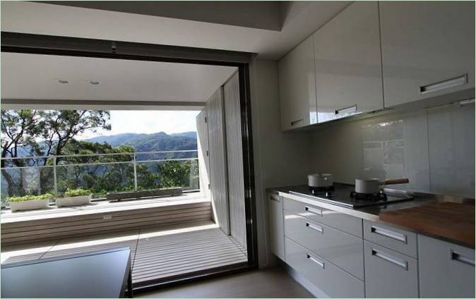 Utsikt fra kjøkken til terrasse