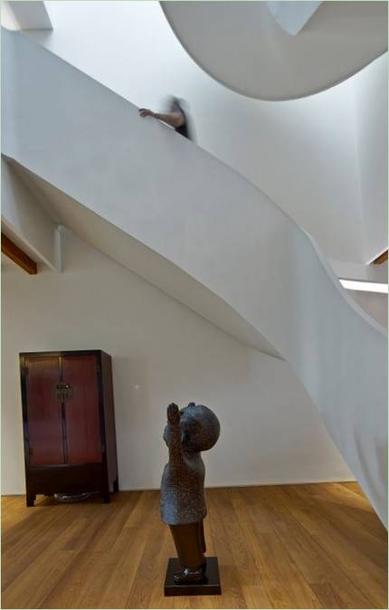 Skulptur ved trappen til andre etasje