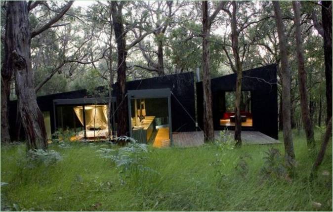 Fantastisk design Av Red Hill huset i skogen