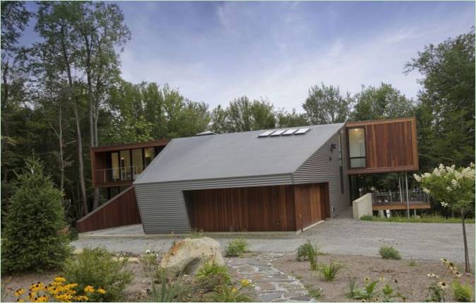 Hus ved bredden av en skogsjø av David Jay Weiner, Beckett, USA