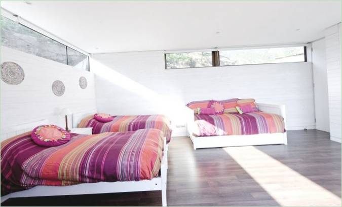 En original kombinasjon av farger i rommet til et kysthus fra LAND Arquitectos