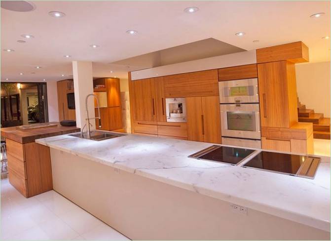 Kjøkkenøy med benkeplate i marmor