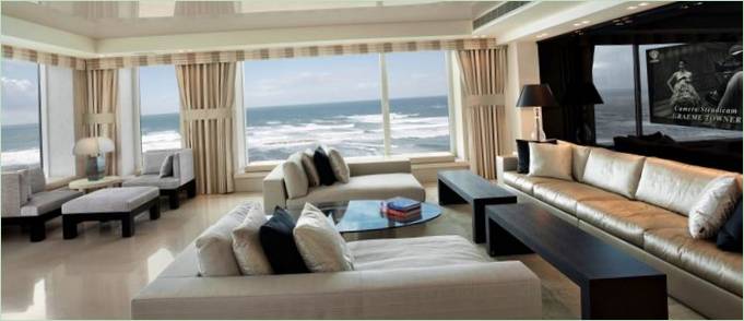 Stue med panoramautsikt over sjøen