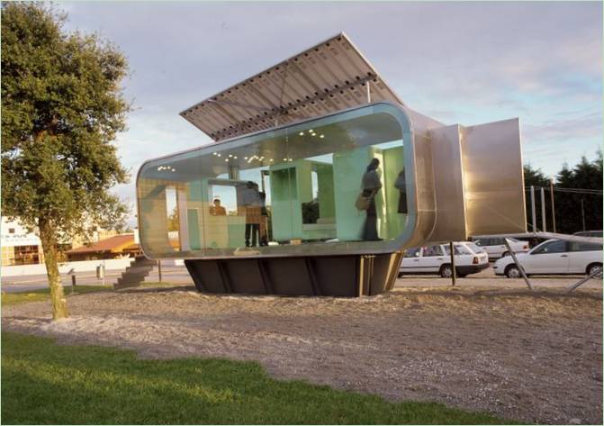 Glassvegger av et modulært hus i form av en beholder