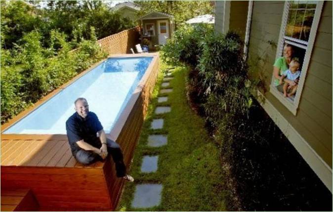 Et basseng laget av improviserte materialer på gårdsplassen til et privat hus