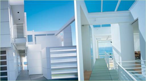 Utsiden av den hvite villaen California Beach House Av Richard Meier og Michael Palladino