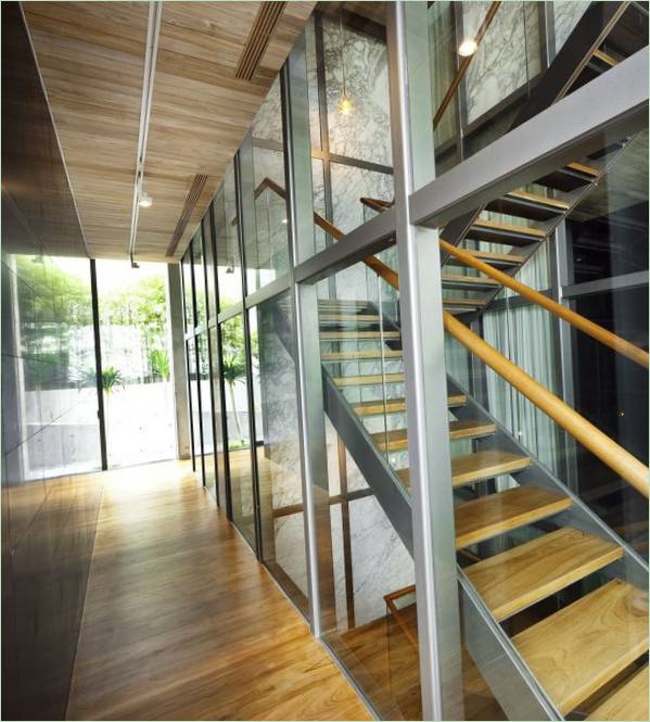 Stilig trapp med glassrekkverk
