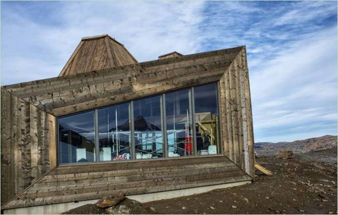 Rabothytta hytter i fjellene I Nord-Norge med panoramavinduer