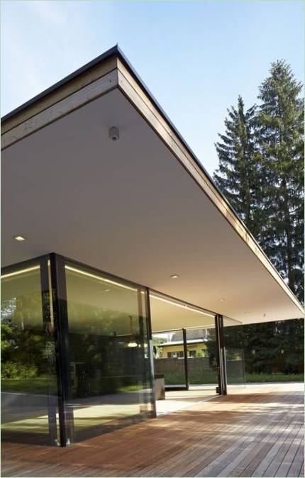 Sommerhus laget av tre og glass I Østerrike