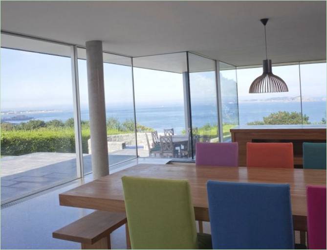 Spisestue med lyse stoler I Couin De Vacque-huset på Øya Guernsey