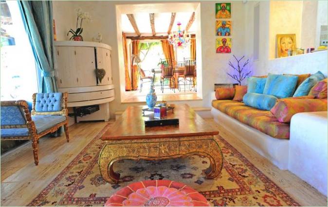Interiøret i stuen til et luksuriøst herskapshus På Ibiza