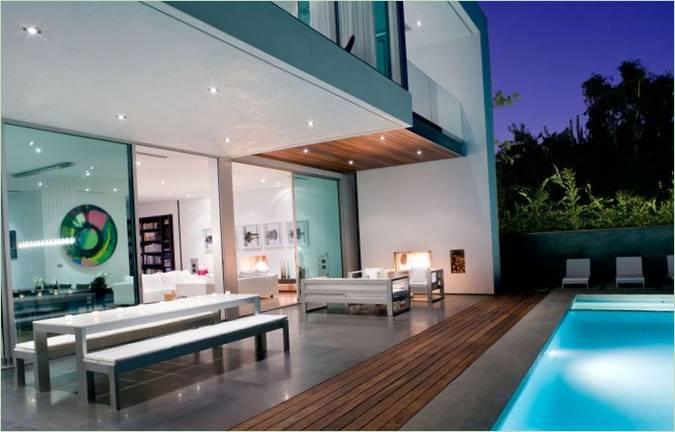 Interiør i et moderne herskapshus med svømmebasseng av Steven Kent Architect, Santa Monica, California