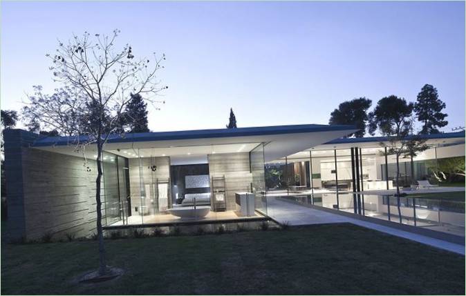 Fasaden på huset er laget av grå betong og glass
