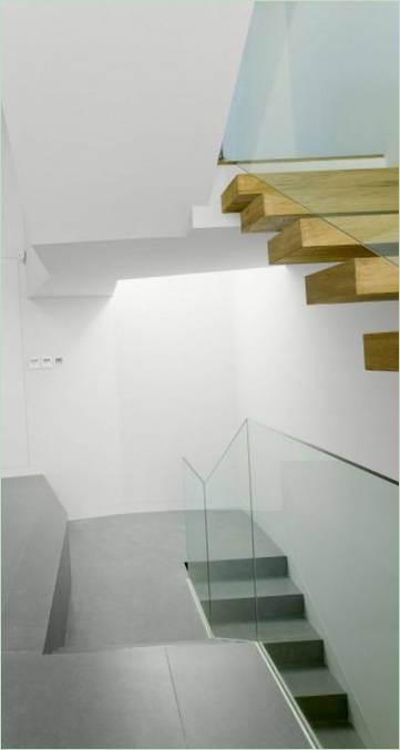 Interiøret i det elegante to-etasjes bolighuset C fra studio RTA-Kontoret, Barcelona