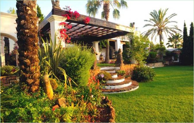 Vakker hage i Nærheten av et herskapshus I Ibiza