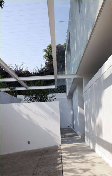 Interiøret i huset i hvite toner FRA DCPP Arquitectos I Mexico