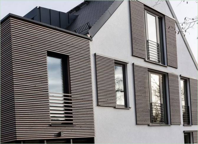Moderne skodder på vinduer i et hus I Tyskland