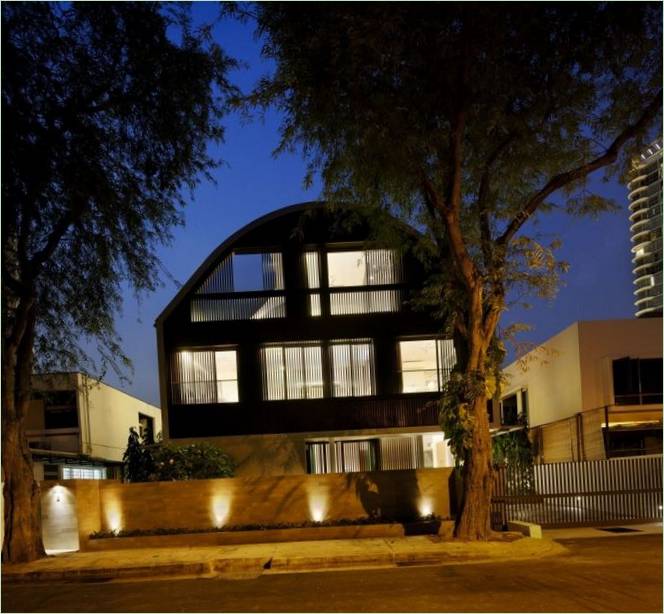 Arkitektur av huset om kvelden: utsikt fra gaten