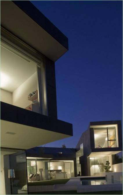 Interiøret i det elegante to-etasjes bolighuset C fra studio RTA-Kontoret, Barcelona