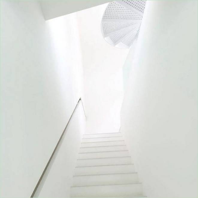 Hvit trapp til andre etasje