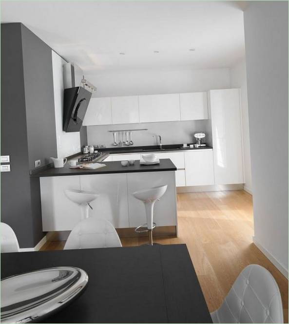 Hvitt kjøkken med svart benkeplate
