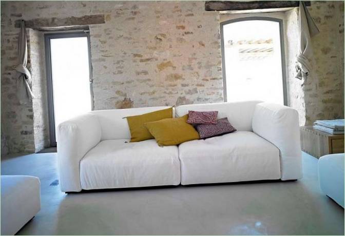 polstrede møbler i hvitt med fargede puter