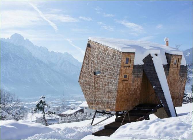 Uvanlig Ufogel hus i snøen I Østerrike