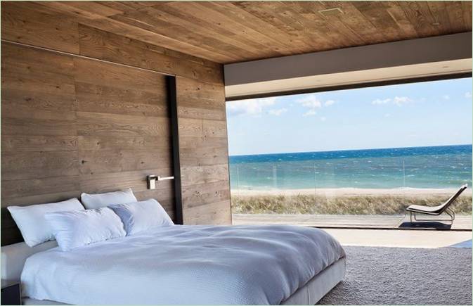 Soverom interiør med panoramautsikt over sjøen
