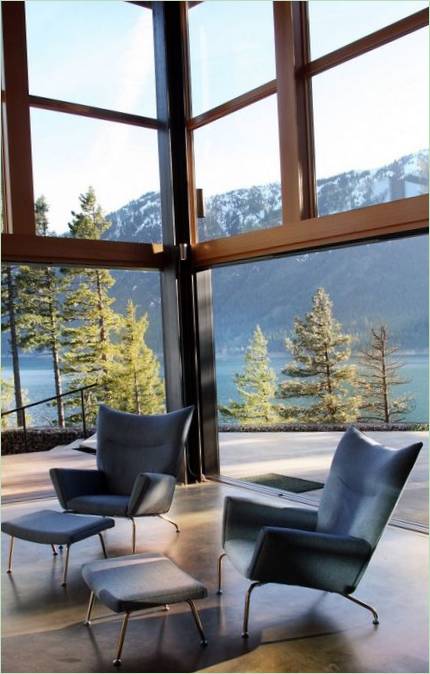 Polstrede stoler i stuen til et hus i fjellet ved innsjøen Fra Johnston Architects