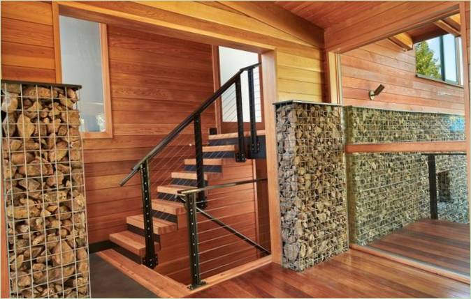 Hus i fjellet ved innsjøen Av Johnston Architects-trapper med metallrekkverk