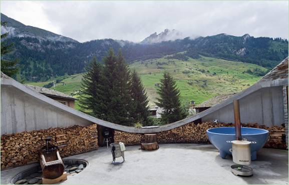 Utsikt Over Alpine enger fra et ovalt underjordisk hus I Sveits