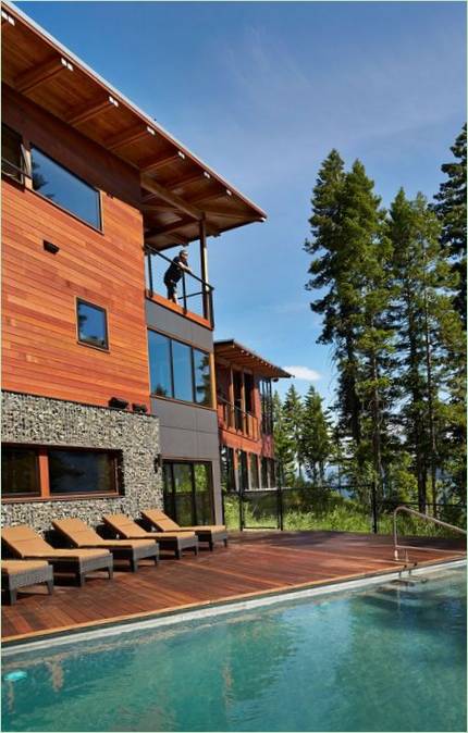 Hus i fjellet ved sjøen Av Johnston Architects-svømmebasseng